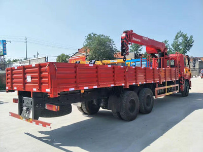 東風(fēng)大型隨車吊與清障車 專業(yè)工程車輛的工廠直銷選擇